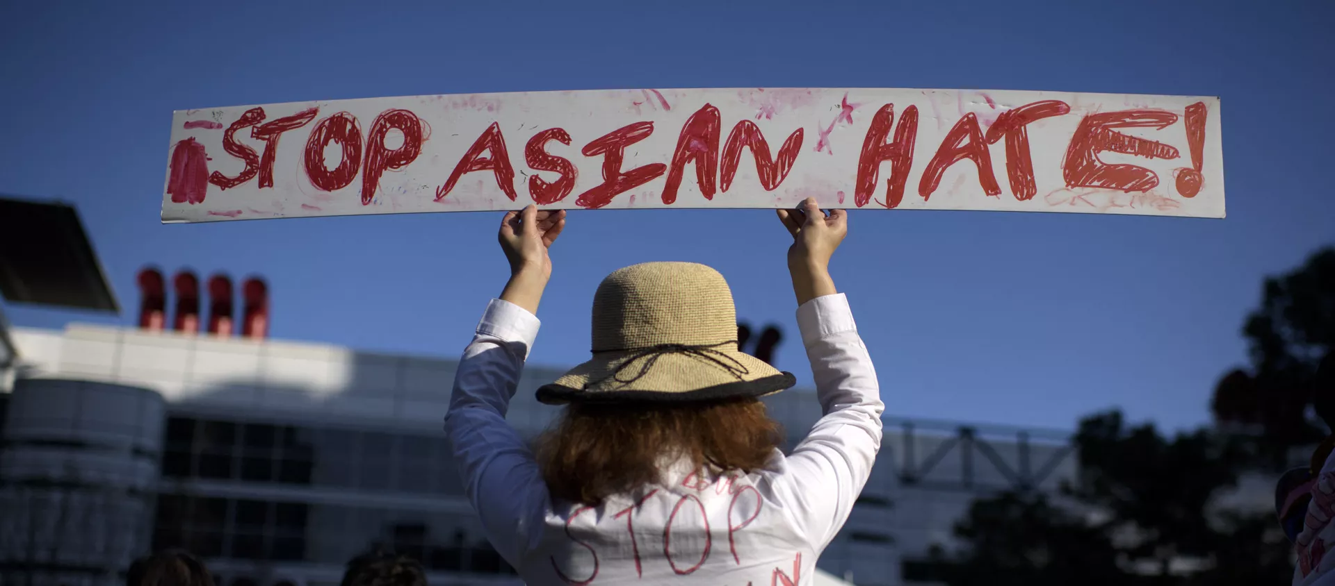 Девушка с плакатом во время акции Stop Asian Hate в США - Sputnik 日本, 1920, 22.03.2021