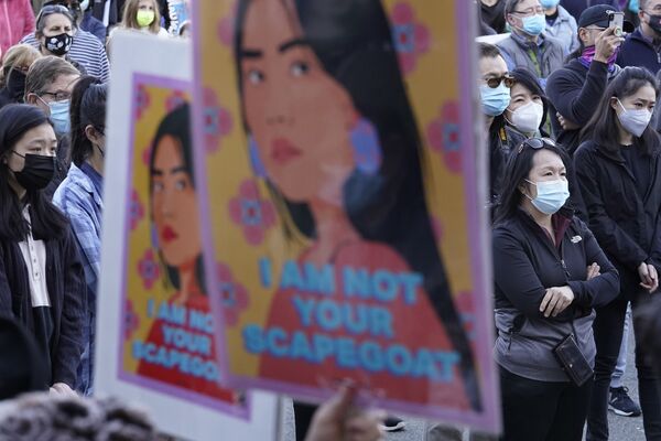 米マサチューセッツ州ニュートンで抗議運動「Stop Asian Hate」でプラカードを掲げるデモ参加者ら - Sputnik 日本