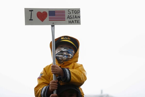 米ワシントン州ベルビューのダウンタウンパークで行われた抗議運動「Stop Asian Hate」でプラカードを手に持つ子ども - Sputnik 日本