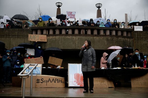 米ワシントン州ベルビューのダウンタウンパークで、追悼式を兼ねて行われた抗議運動「Stop Asian Hate」と追悼式でスピーチするジャニス・ザーン市議会議員 - Sputnik 日本