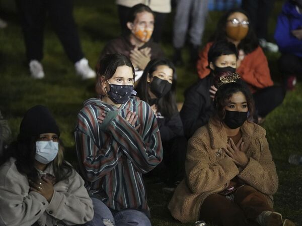 米カリフォルニア州アルハンブラのアルマンソール公園で行われた抗議運動「Stop Asian Hate」で黙祷をささげる人々 - Sputnik 日本