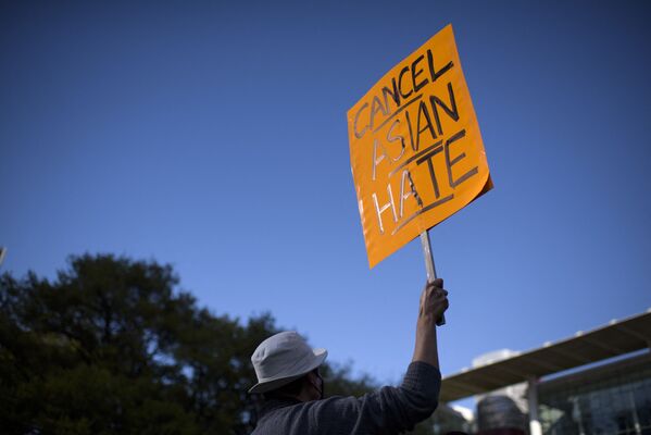 米テキサス州ヒューストンのダウンタウンで行われた抗議運動「Stop Asian Hate」でプラカードを掲げる男性 - Sputnik 日本