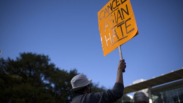 米テキサス州ヒューストンのダウンタウンで行われた抗議運動「Stop Asian Hate」でプラカードを掲げる男性 - Sputnik 日本