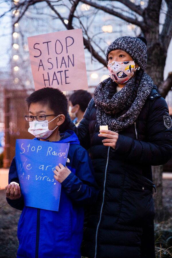 米国ペンシルバニア州フィラデルフィアで行われた抗議運動「Stop Asian Hate」に参加する親子 - Sputnik 日本
