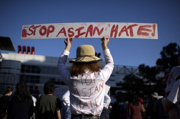 米テキサス州ヒューストンのダウンタウンで行われた抗議活動「Stop Asian Hate」でスローガンを掲げる女性 - Sputnik 日本