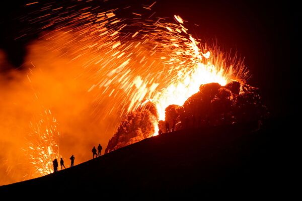 アイスランド・首都レイキャヴィク近郊のファグラダルスフィヤル火山の噴火 - Sputnik 日本