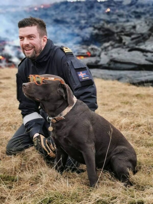噴火現場で出会った犬と一緒に写真を撮るアイスランド沿岸警備隊の航空機整備士 - Sputnik 日本