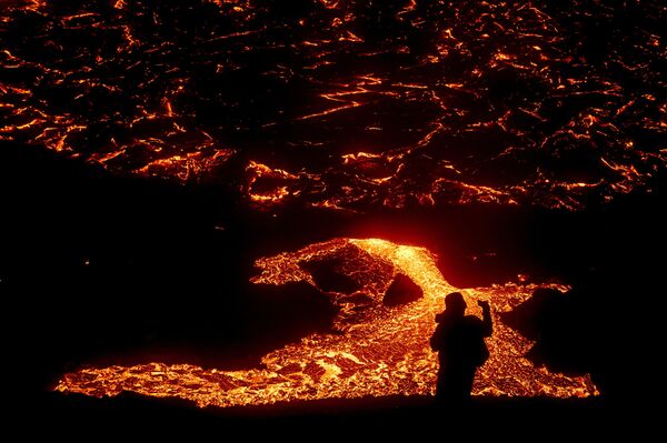 ファグラダルスフィヤル火山から流れ出す溶岩 - Sputnik 日本