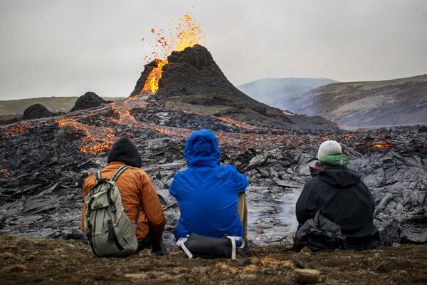 噴火するファグラダルスフィヤル火山を見にやってきた見物客 - Sputnik 日本