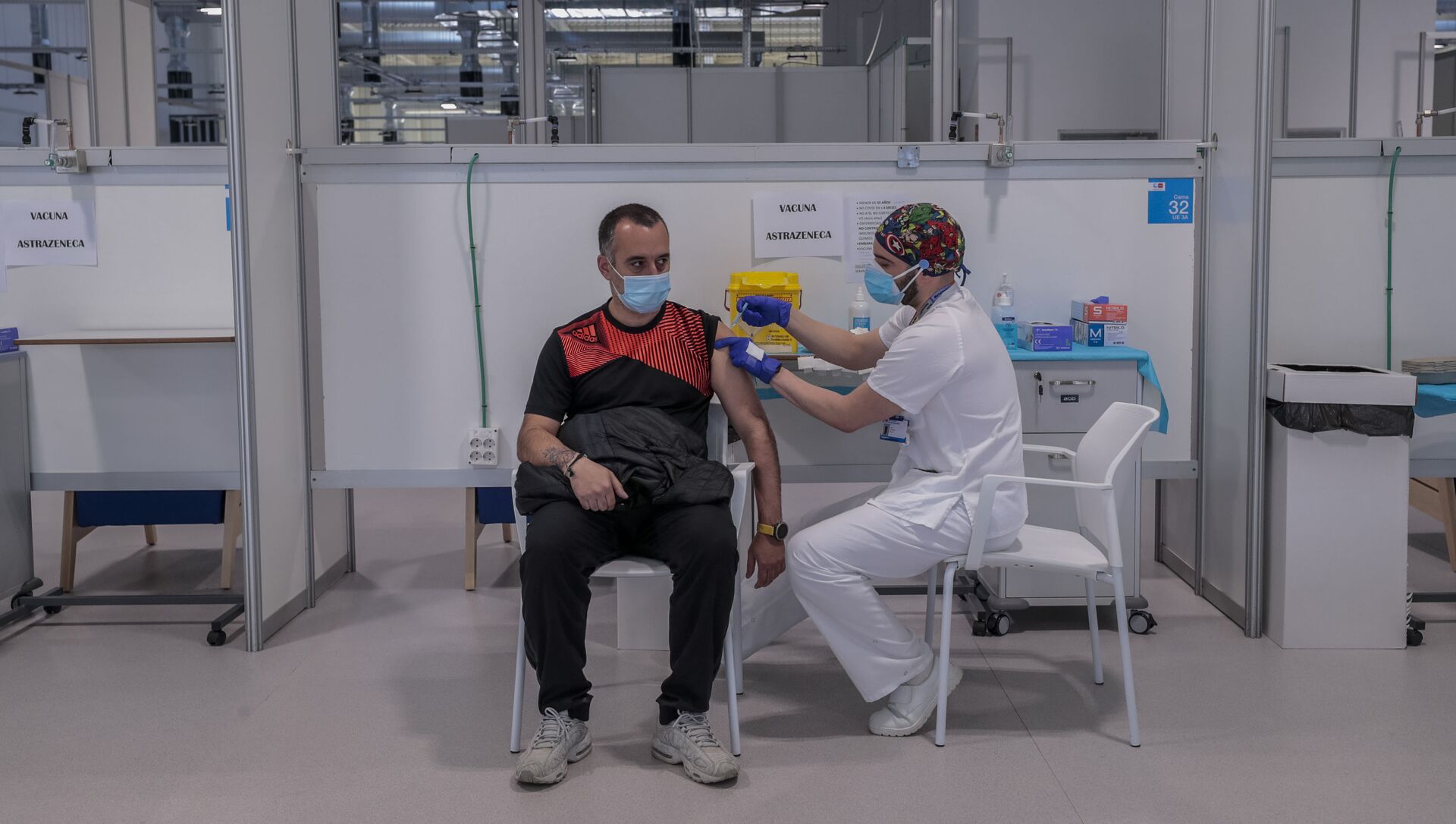 Мужчина получает вакцину AstraZeneca в больнице Мадрида - Sputnik 日本, 1920, 23.03.2021