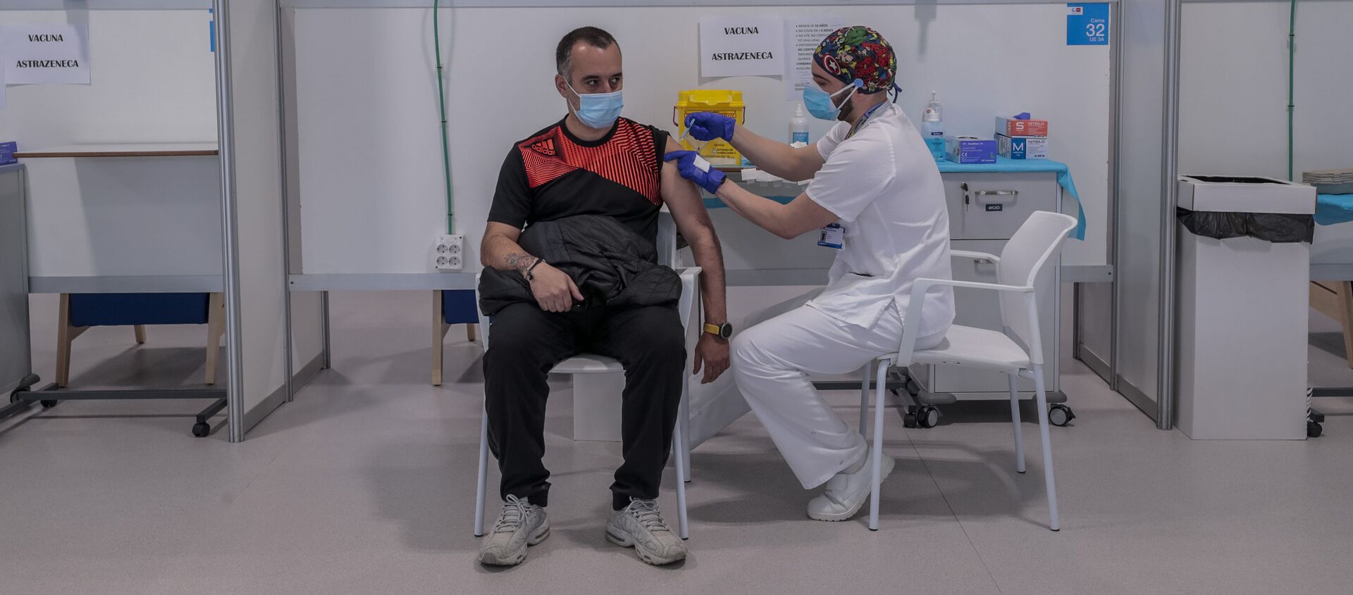 Мужчина получает вакцину AstraZeneca в больнице Мадрида - Sputnik 日本, 1920, 23.03.2021
