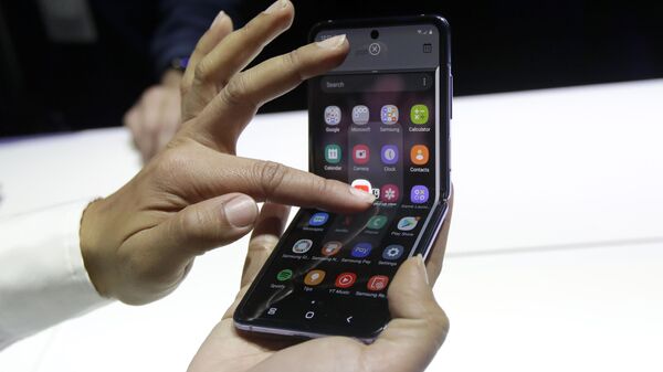 Демонстрация нового смартфона Samsung Galaxy Z Flip Phone - Sputnik 日本