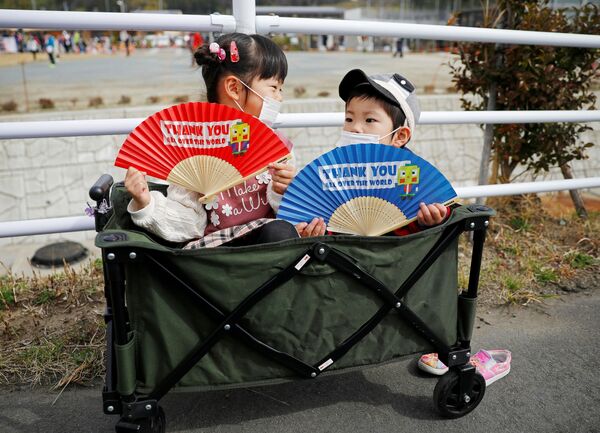 福島県楢葉町で、聖火リレーを沿道で待機する子どもたち - Sputnik 日本