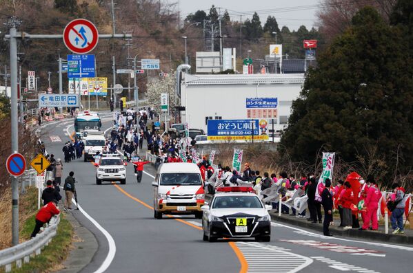 福島県楢葉町で、伴走者とともに公道を走る聖火ランナーたち - Sputnik 日本