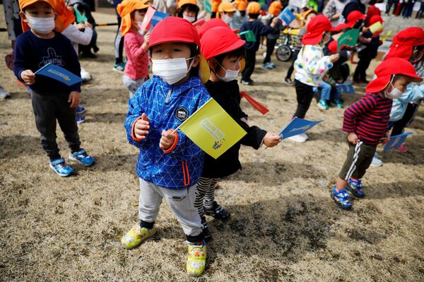 福島県楢葉町で、ルート付近で聖火リレーを待機する子どもたち - Sputnik 日本