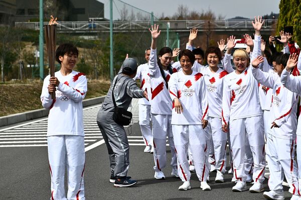 聖火リレーのスタートにのぞむ第1走者のサッカー女子日本代表のメンバーとトーチを手にする岩清水梓選手 - Sputnik 日本