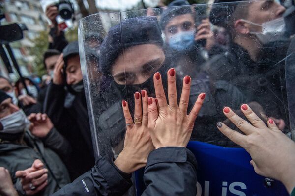 トルコ・イスタンブールで行われた、女性への家庭内暴力（DV）防止をめざす国際条約「イスタンブール条約」からのトルコの脱退に反対するデモ - Sputnik 日本
