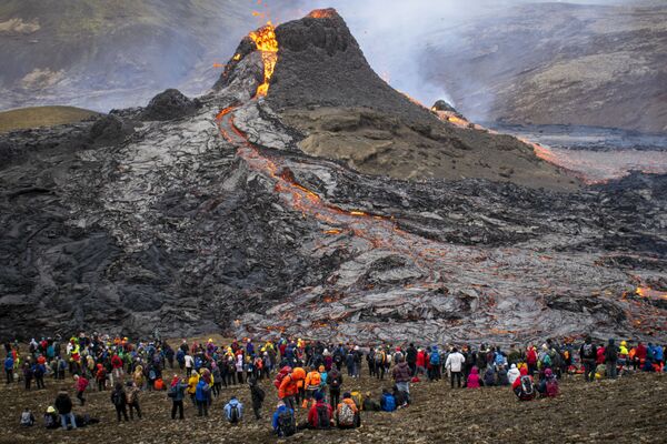 アイスランドのファグラダルスフィヤル火山から流れ出る溶岩を見に集まった見物客 - Sputnik 日本