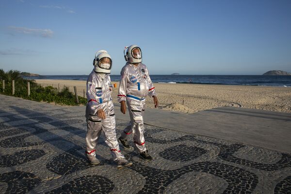 ブラジル・リオデジャネイロのイパネマビーチを宇宙服を着て歩く夫婦 - Sputnik 日本