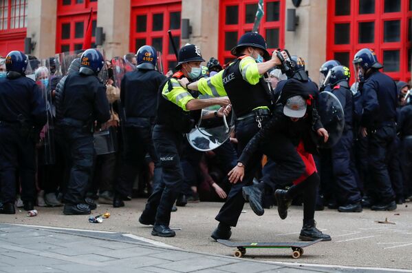 英ブリストルで行われた、警察の権限を拡大する法案に抗議するデモで、デモ隊を拘束しようとする警察官ら - Sputnik 日本