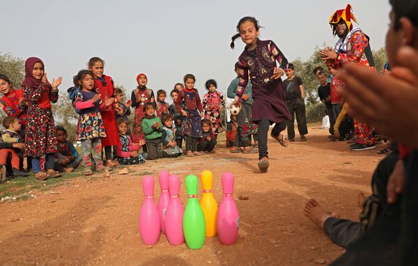 シリア・イドリブ県の避難民キャンプで、ボーリングをして遊ぶ子どもたち - Sputnik 日本