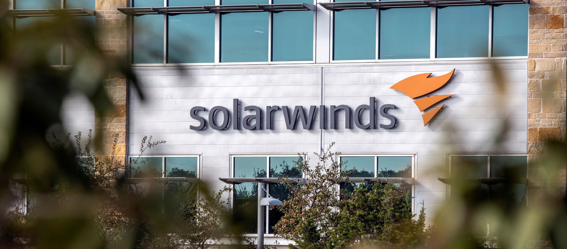 FILE PHOTO: The SolarWinds logo is seen outside its headquarters in Austin, Texas, U.S., December 18, 2020.  - Sputnik 日本, 1920, 29.03.2021