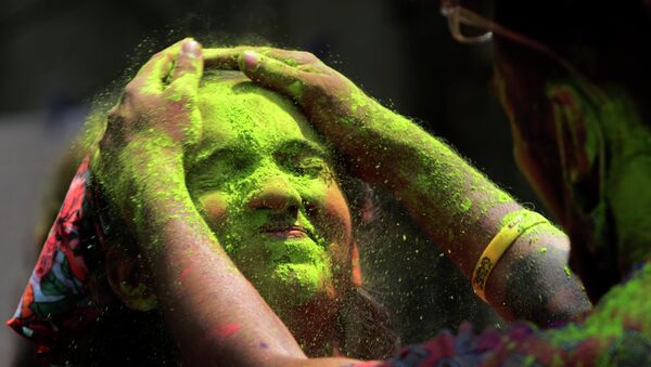 インド・ムンバイで行われた「ホーリー祭」で、顔にカラーパウダーを塗られる参加者 - Sputnik 日本
