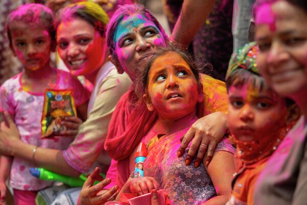 インド・グワーハーティーで行われた「ホーリー祭」で、全身カラフルに染まった人々 - Sputnik 日本