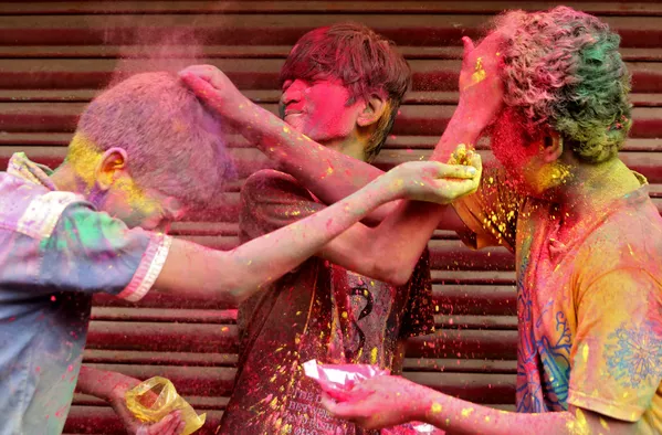 インド・チェンナイで行われた「ホーリー祭」で、カラーパウダーをかけあう少年たち インド・チェンナイで行われた「ホーリー祭」で、カラーパウダーをかけあう少年たち - Sputnik 日本