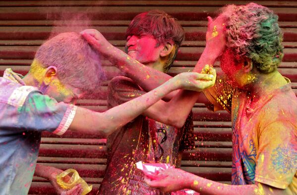 インド・チェンナイで行われた「ホーリー祭」で、カラーパウダーをかけあう少年たち - Sputnik 日本