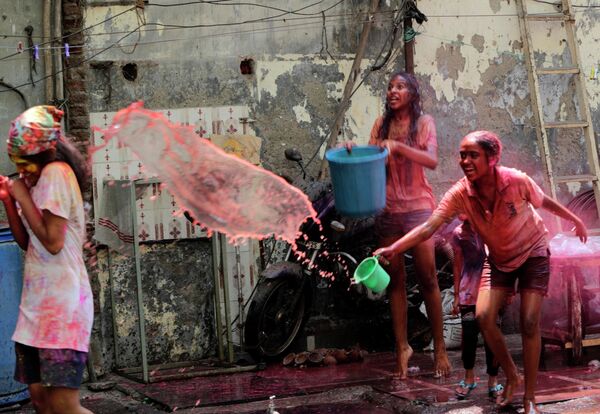 インドのムンバイで行われた「ホーリー祭」で、色のついた水をかけあう人々 - Sputnik 日本