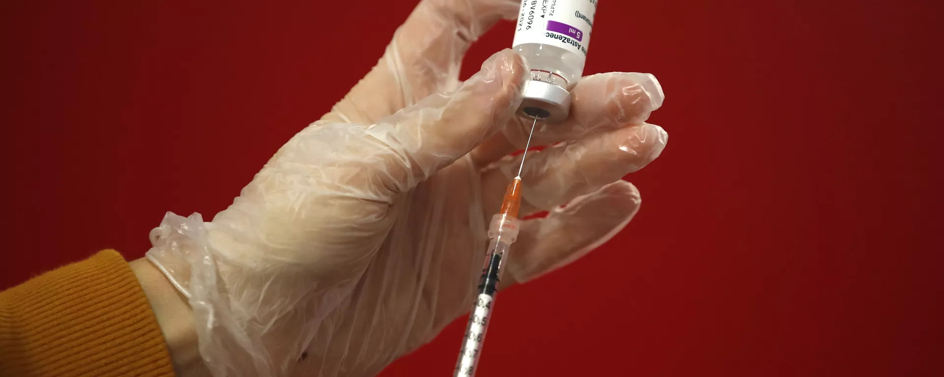 A health worker shows the media how she prepares a dose of the AstraZeneca vaccine to be administered to a patient at a vaccination center set up in front of Rome's Termini central station, Monday, March 8, 2021 - Sputnik 日本, 1920, 08.04.2021