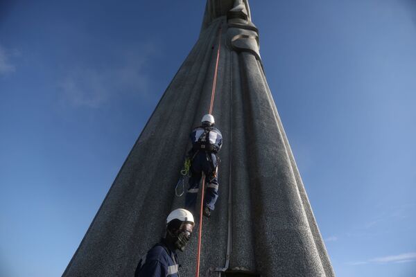 修復作業のためキリスト像に登る作業員ら - Sputnik 日本