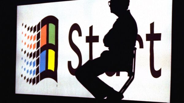 This Aug. 24, 1995 file photo shows Microsoft Chairman Bill Gates sitting on stage during a video portion of the Windows 95 Launch Event, on the company's campus in Redmond, Washington - Sputnik 日本