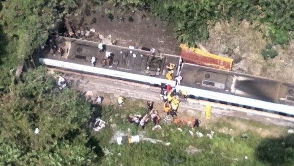 Спасатели у потерпевшего крушение поезда на Тайване - Sputnik 日本