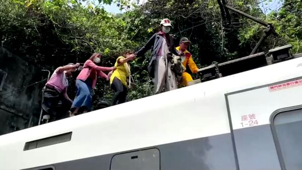 Эвакуация пассажиров из поезда, сошедшего с рельсов в Тайване - Sputnik 日本