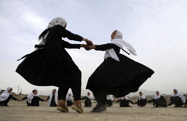 アフガニスタン・カブールの小学校で遊ぶ女学生ら - Sputnik 日本