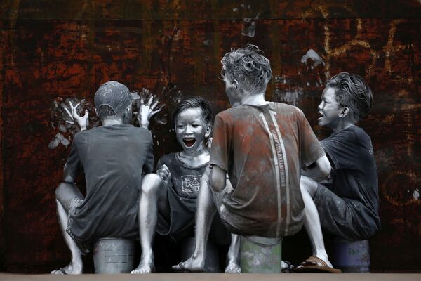 インドネシア・ジャカルタで銀の塗料まみれになる若者たち - Sputnik 日本