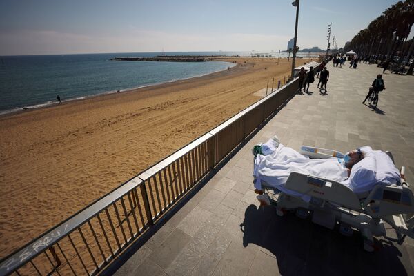スペイン・バルセロナで、セラピーの一環として海を眺める新型コロナウイルスの患者  - Sputnik 日本