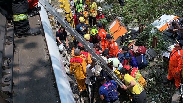 Эвакуация пассажиров из поезда, сошедшего с рельсов в Тайване - Sputnik 日本