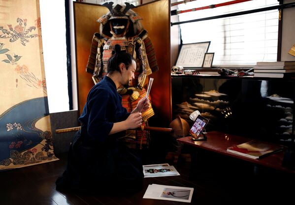 オンライン稽古で、生徒の甲冑の説明をする「武楽」の創始家元、源光士郎さん - Sputnik 日本