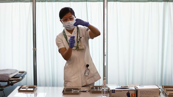 COVID-19ワクチンを注射器に充填する保健師 - Sputnik 日本