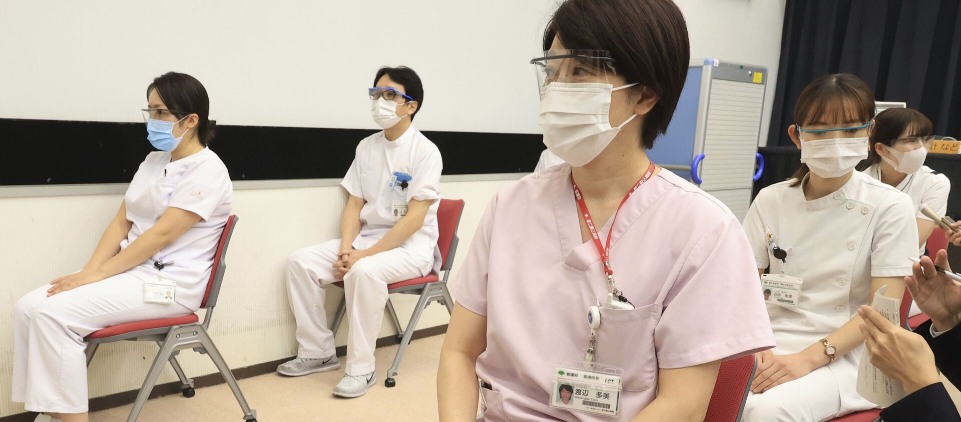 Медицинские работники после получения дозы вакцины Pfizer от COVID-19 в Токио - Sputnik 日本, 1920, 16.06.2021