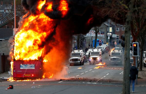 英・北アイルランド首都ベルファストで発生した暴動で、暴徒によって放火されたバス - Sputnik 日本