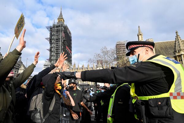 英ロンドンで行われた抗議デモで、警察に向かって手を挙げるデモ隊 - Sputnik 日本