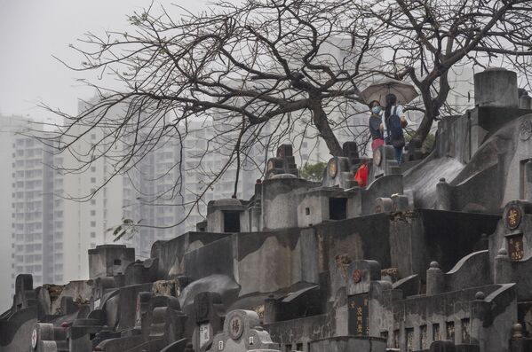 香港で、先祖を祭る「清明節」で墓参りに訪れた女性たち - Sputnik 日本
