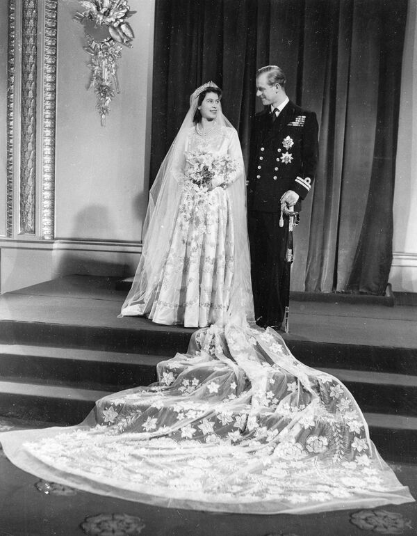 ウェストミンスター寺院で結婚式を挙げた後、バッキンガム宮殿で記念写真を撮るエリザベス女王とフィリップ殿下（1947年11月20日） - Sputnik 日本