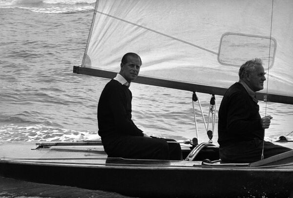 英ワイト島・カウズで開催されたレガッタレースで、フライングフィフティーンに乗るフィリップ殿下と友人のウファ・フォックス氏（1963年8月6日） - Sputnik 日本