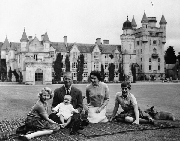 スコットランドのバルモラル城前の芝生の上で記念写真を取るエリザベス女王とフィリップ殿下、子どものアン王女（左）、アンドリュー王子（中）、チャールズ皇太子（右）（1960年9月） - Sputnik 日本