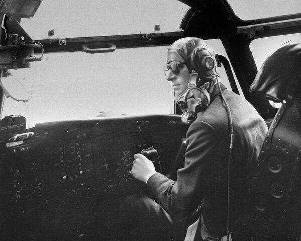 軍用輸送機ブラックバーン・ビバリーを操縦するフィリップ殿下（1956年4月11日） - Sputnik 日本